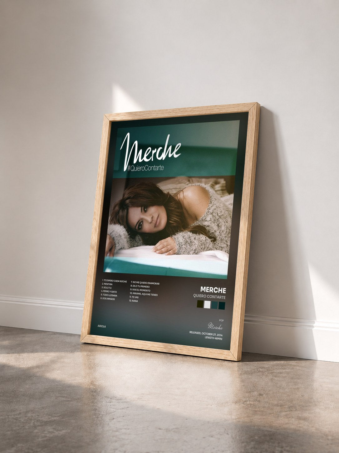 #bois Tableau de l'album Quiero Contarte de Merche vu de trois quarts, cadre en bois brut