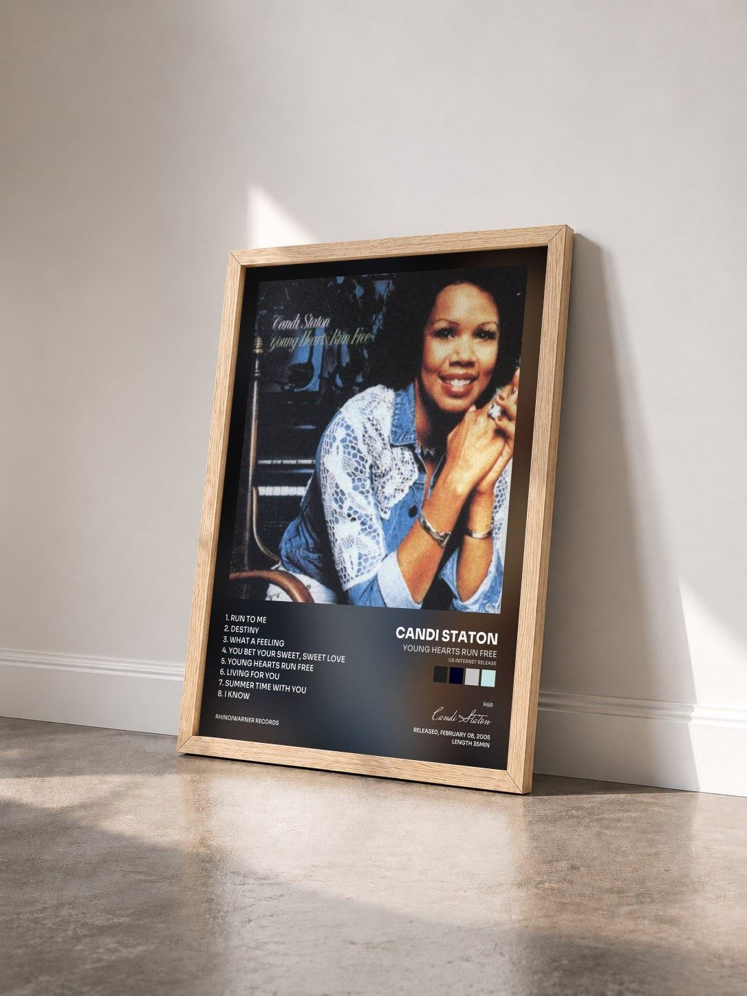 #bois Tableau de l'album Young Hearts Run Free (US Internet Release) de Candi Staton vu de trois quarts, cadre en bois brut