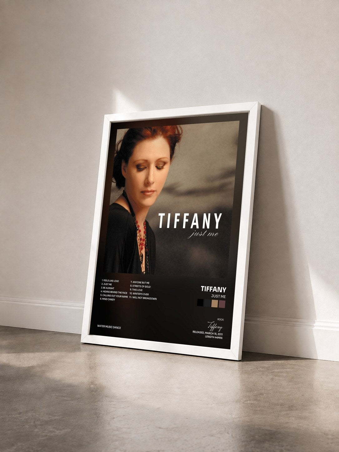 #blanc Tableau de l'album Just Me de Tiffany vu de trois quarts, cadre blanc