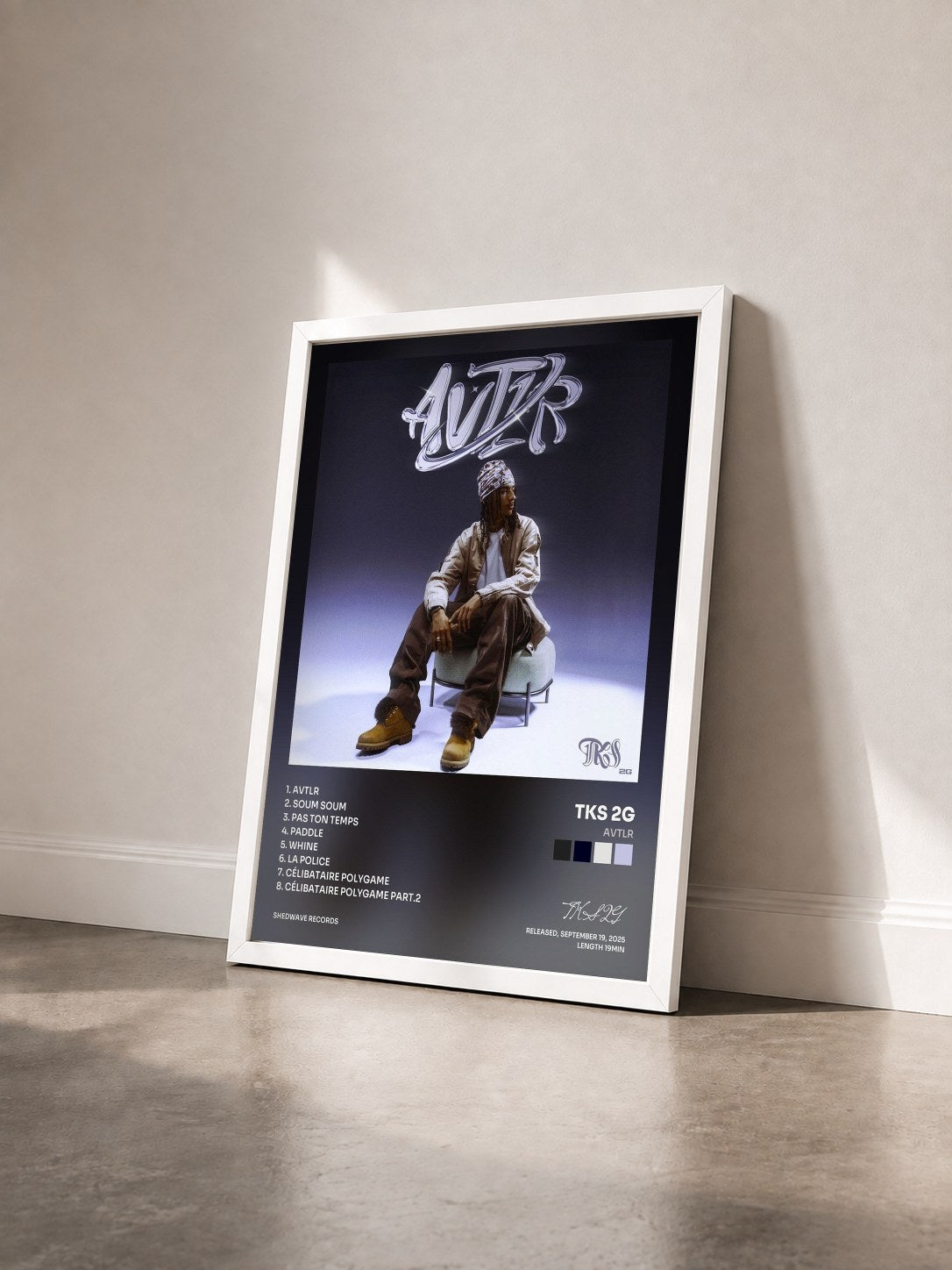 #blanc Tableau de l'album AVTLR de TKS 2G vu de trois quarts, cadre blanc