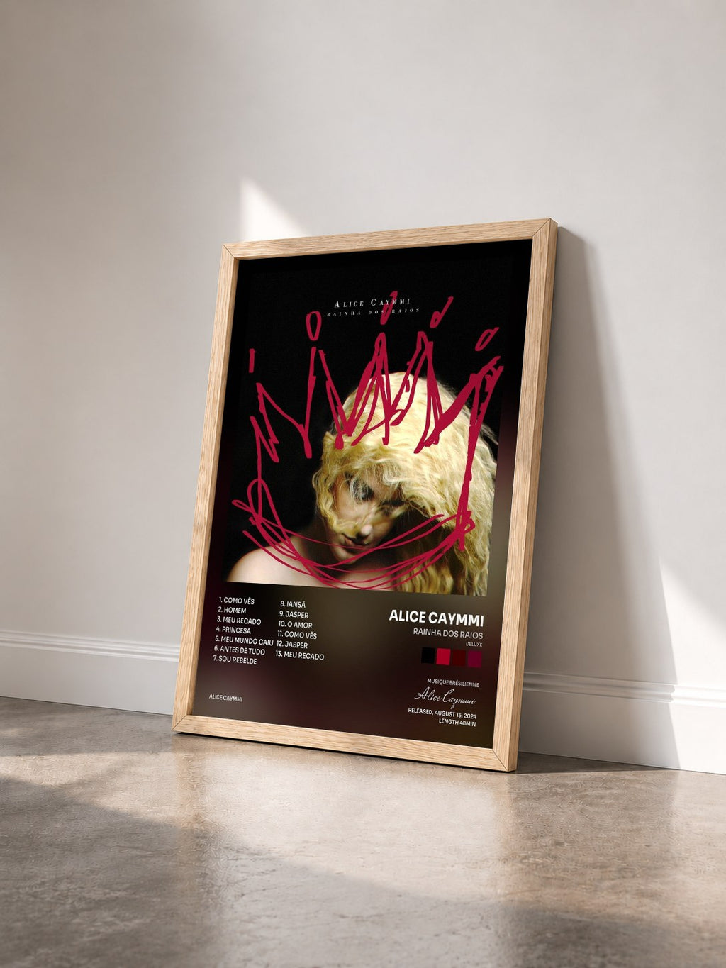 #bois Tableau de l'album Rainha dos Raios (Deluxe) de Alice Caymmi vu de trois quarts, cadre en bois brut