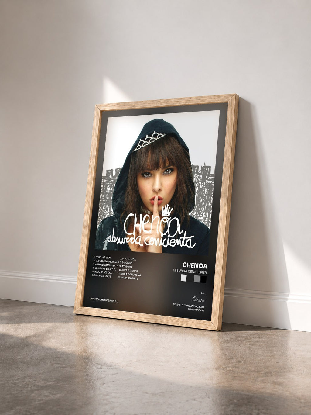 #bois Tableau de l'album Absurda Cenicienta de Chenoa vu de trois quarts, cadre en bois brut