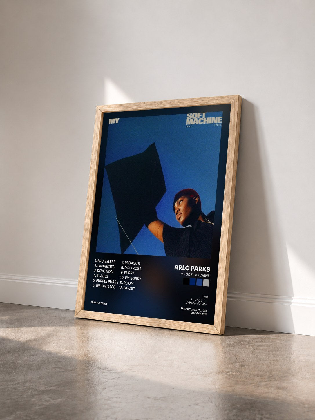 #bois Tableau de l'album My Soft Machine de Arlo Parks vu de trois quarts, cadre en bois brut