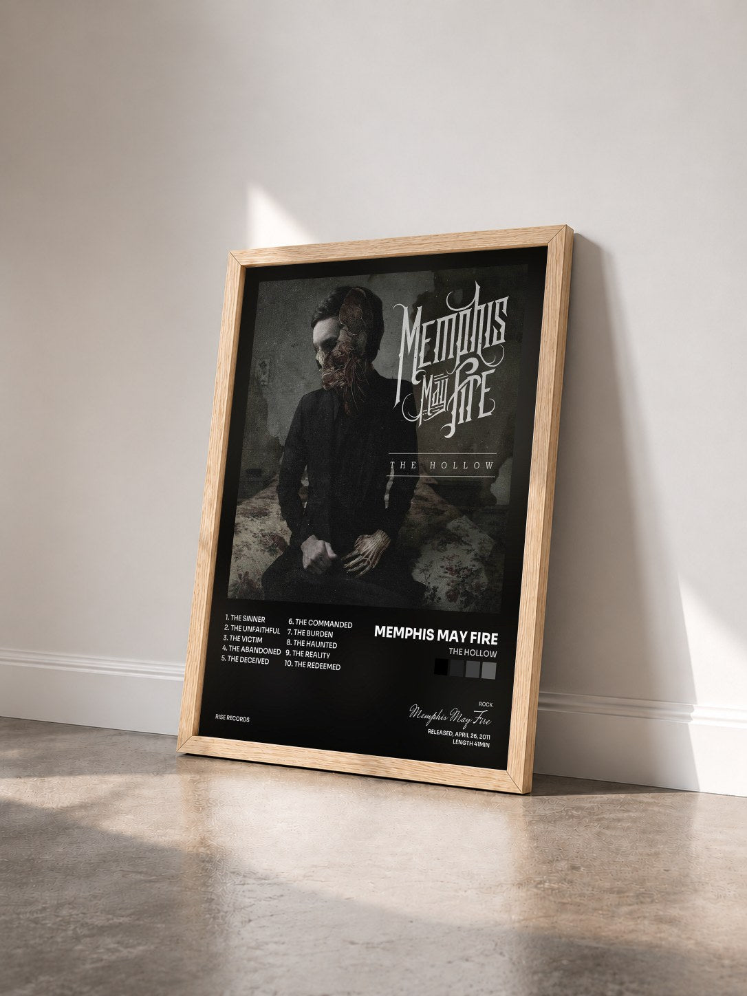 #bois Tableau de l'album The Hollow de Memphis May Fire vu de trois quarts, cadre en bois brut