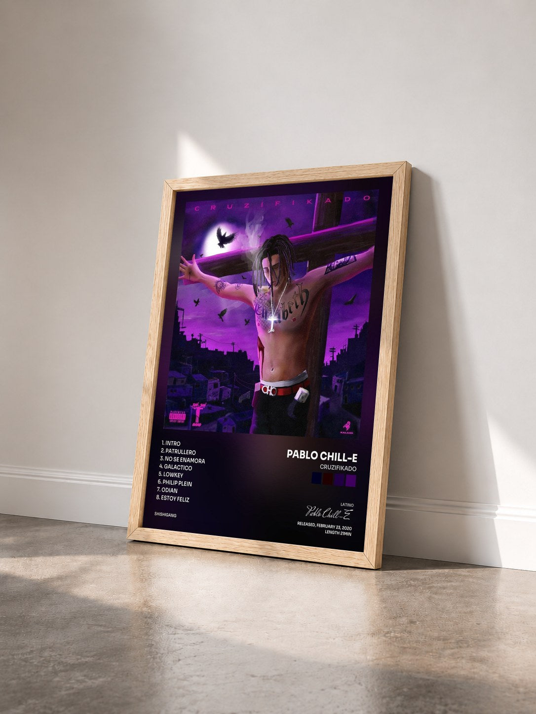#bois Tableau de l'album Cruzifikado de Pablo Chill-E vu de trois quarts, cadre en bois brut