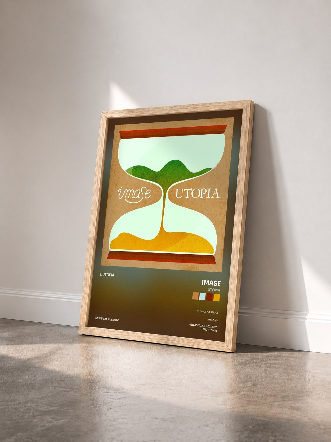 #bois Tableau de l'album Utopia de imase vu de trois quarts, cadre en bois brut