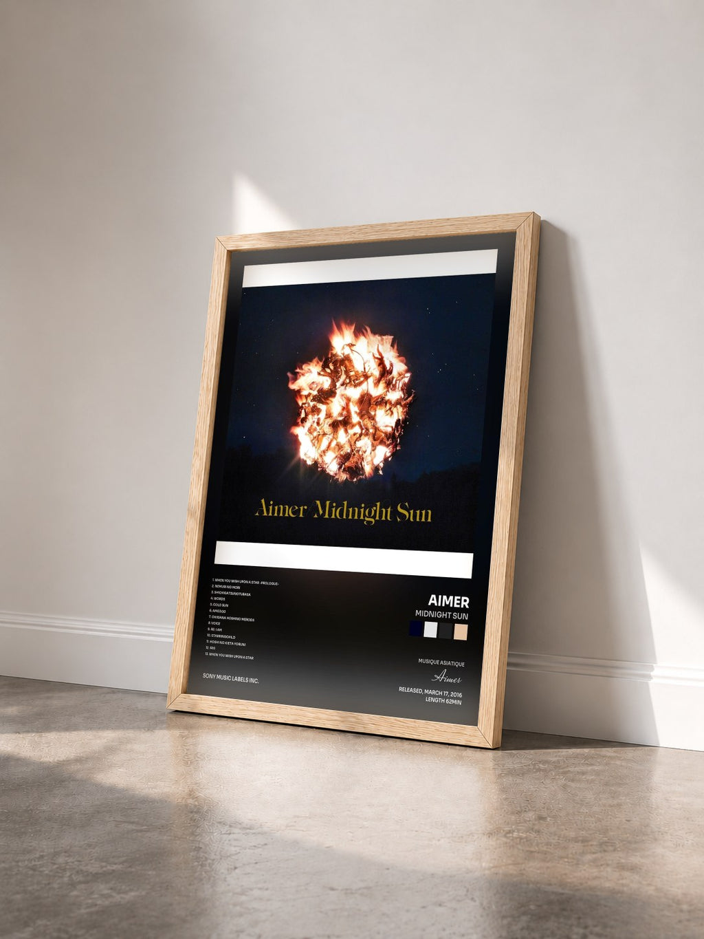 #bois Tableau de l'album Midnight Sun de Aimer vu de trois quarts, cadre en bois brut