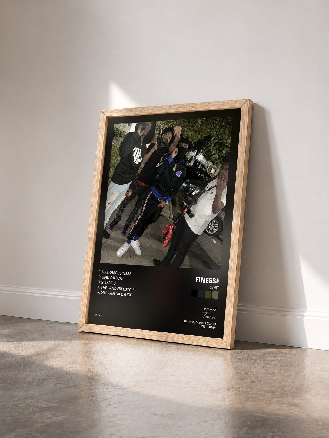 #bois Tableau de l'album 3SHIT de Finesse vu de trois quarts, cadre en bois brut