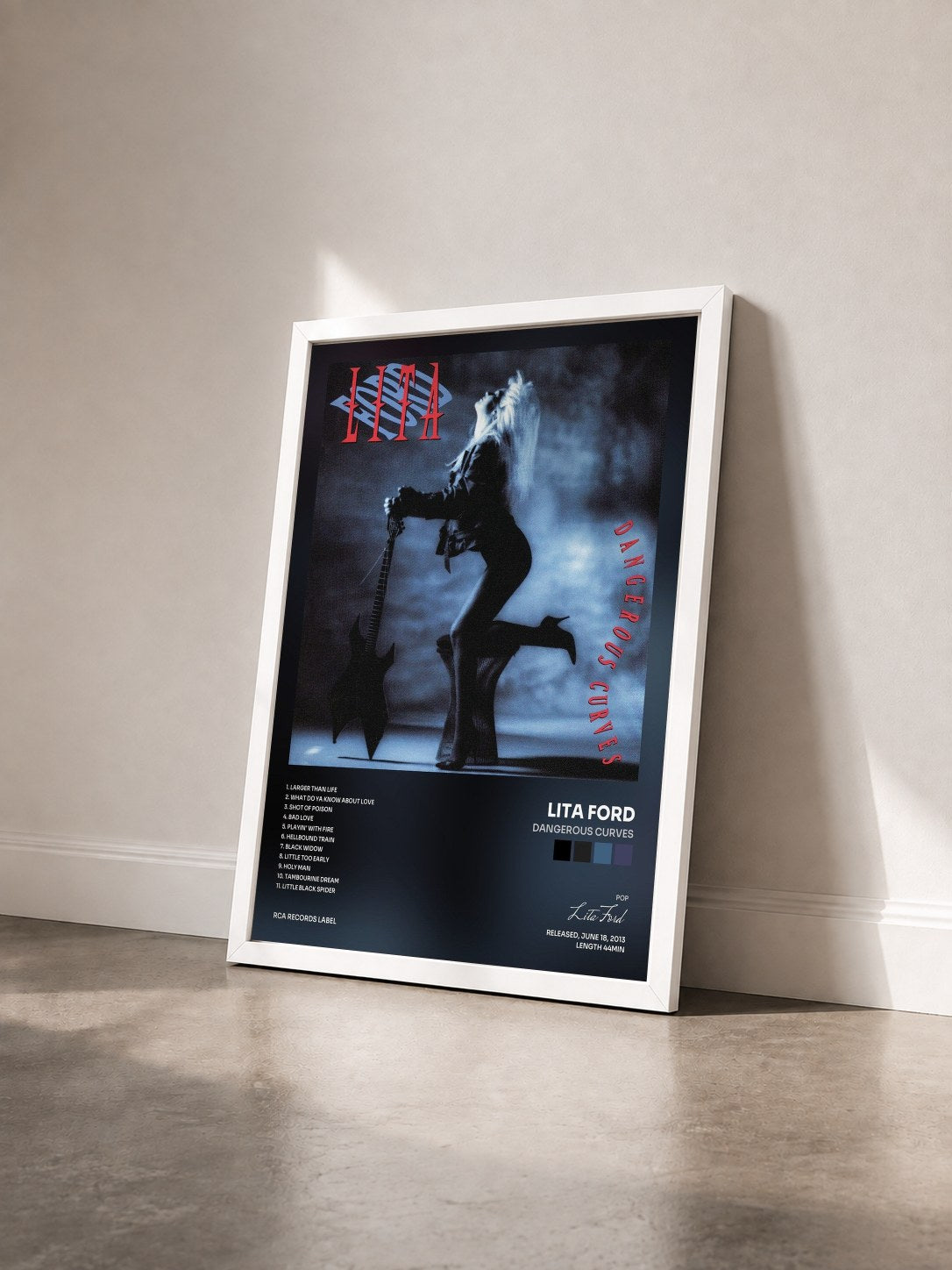 #blanc Tableau de l'album Dangerous Curves de Lita Ford vu de trois quarts, cadre blanc