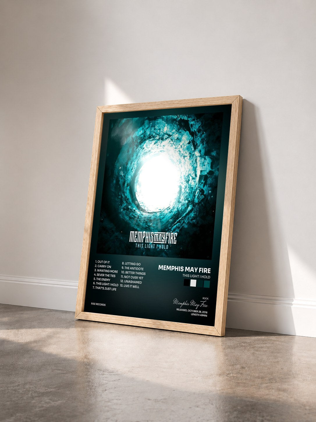 #bois Tableau de l'album This Light I Hold de Memphis May Fire vu de trois quarts, cadre en bois brut