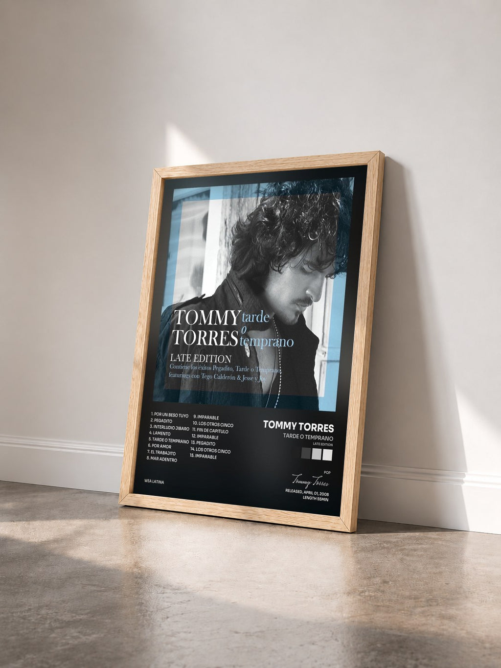 #bois Tableau de l'album Tarde O Temprano (Late Edition) de Tommy Torres vu de trois quarts, cadre en bois brut