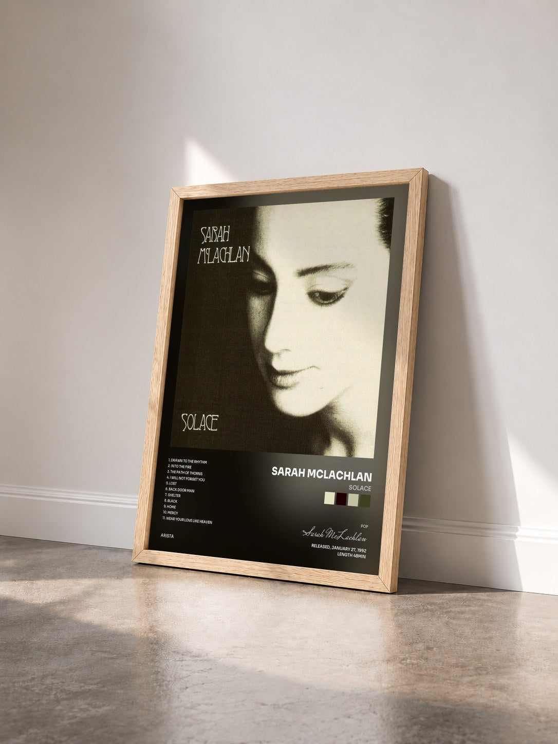 #bois Tableau de l'album Solace de Sarah McLachlan vu de trois quarts, cadre en bois brut
