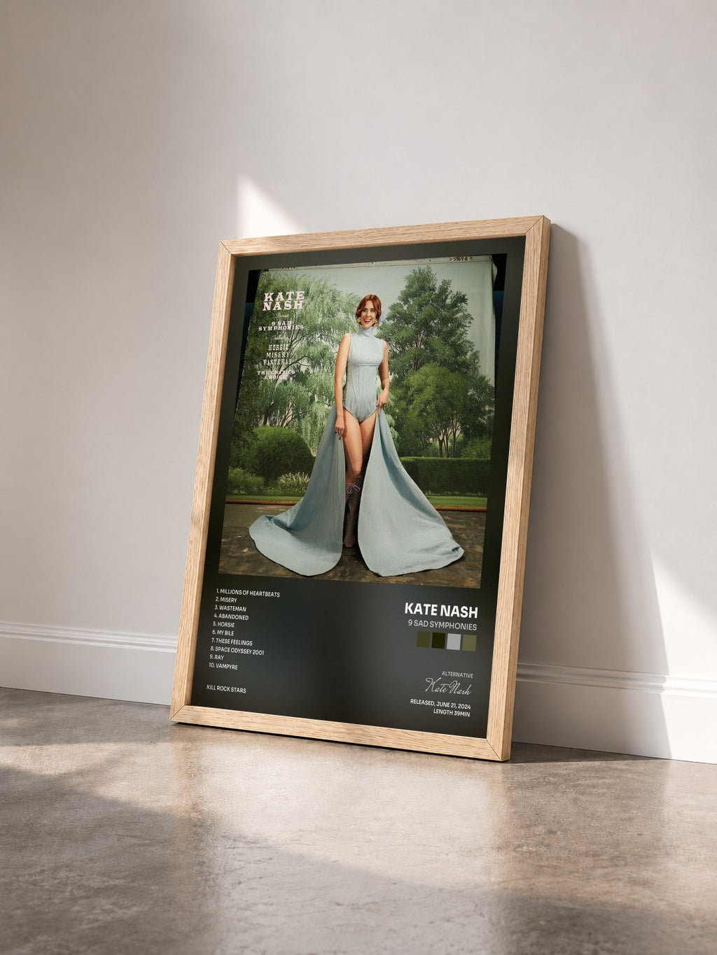 #bois Tableau de l'album 9 Sad Symphonies de Kate Nash vu de trois quarts, cadre en bois brut