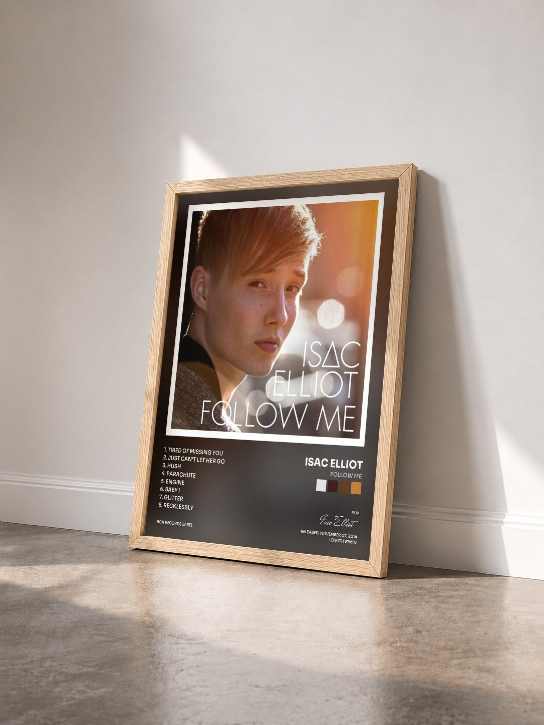 #bois Tableau de l'album Follow Me de Isac Elliot vu de trois quarts, cadre en bois brut
