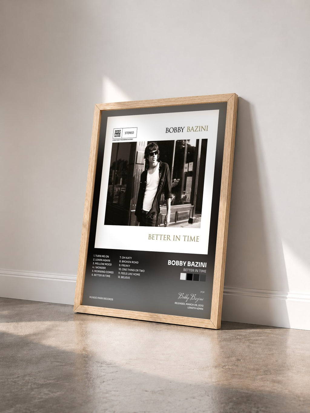 #bois Tableau de l'album Better in Time de Bobby Bazini vu de trois quarts, cadre en bois brut