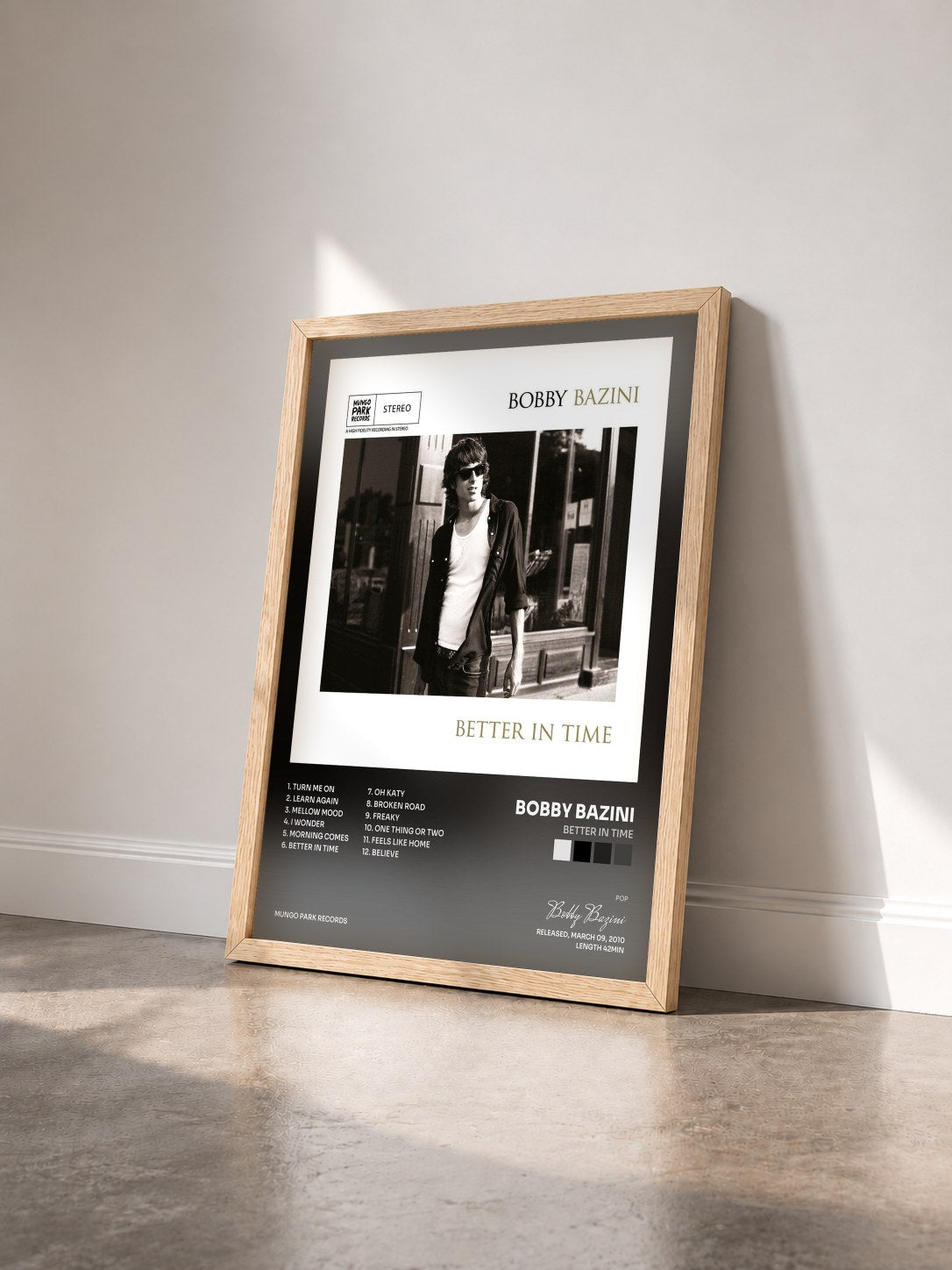 #bois Tableau de l'album Better in Time de Bobby Bazini vu de trois quarts, cadre en bois brut