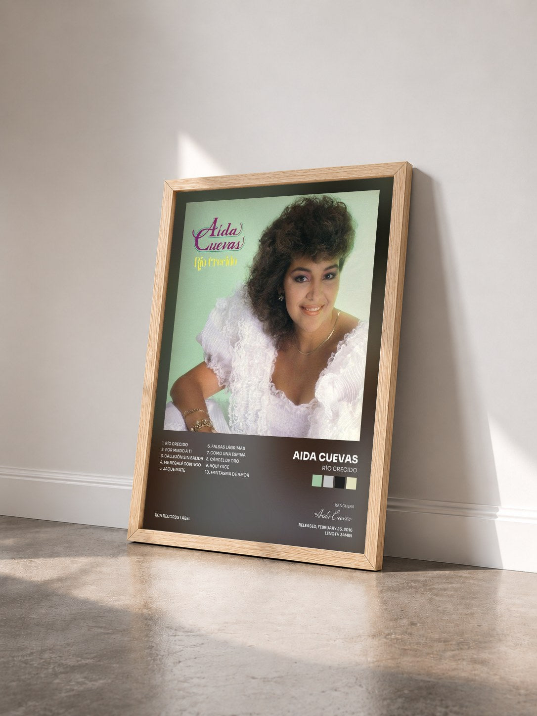 #bois Tableau de l'album Río Crecido de Aida Cuevas vu de trois quarts, cadre en bois brut