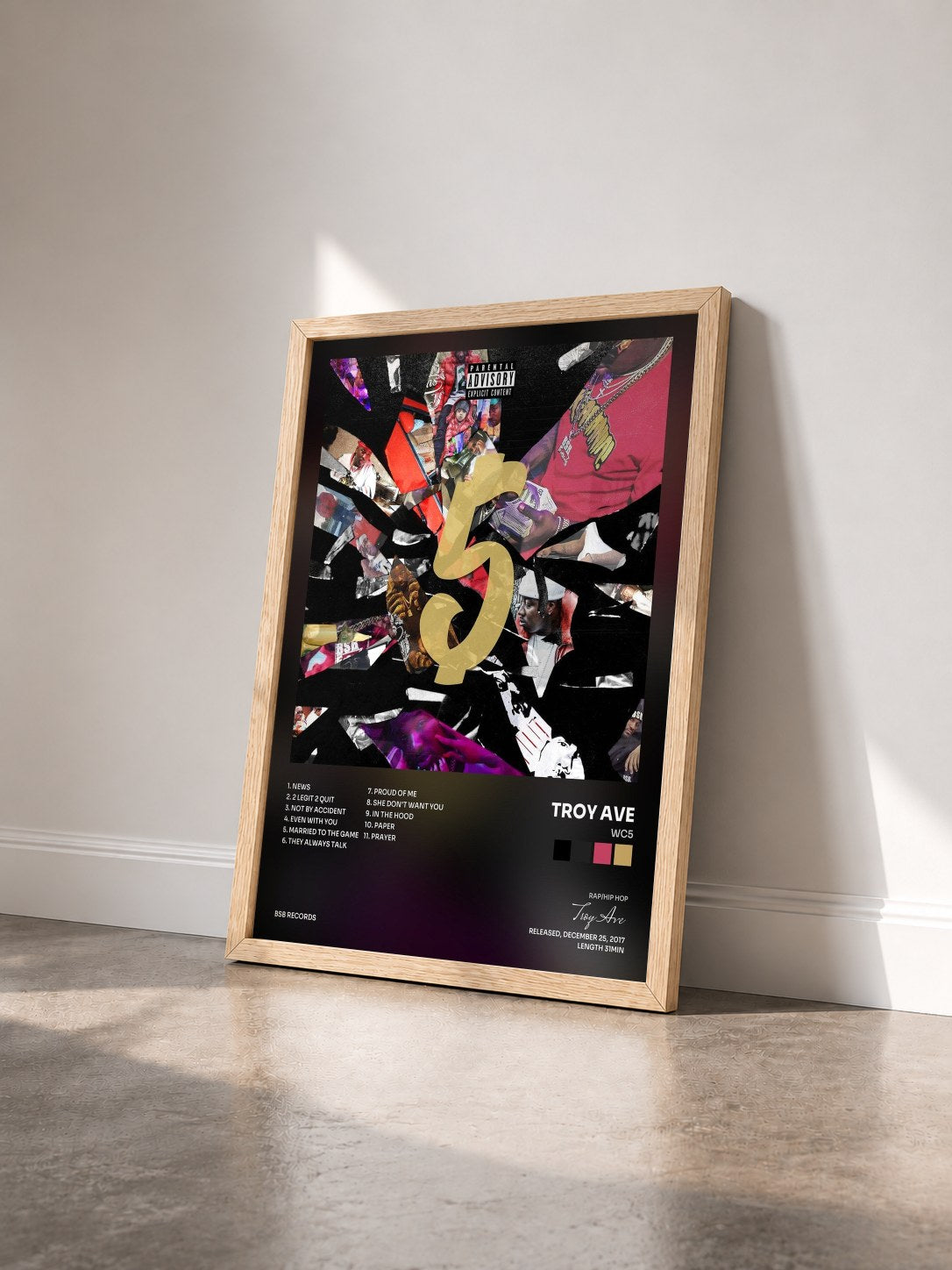 #bois Tableau de l'album WC5 de Troy Ave vu de trois quarts, cadre en bois brut