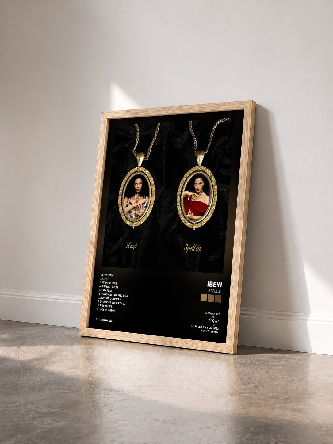 #bois Tableau de l'album Spell 31 de Ibeyi vu de trois quarts, cadre en bois brut