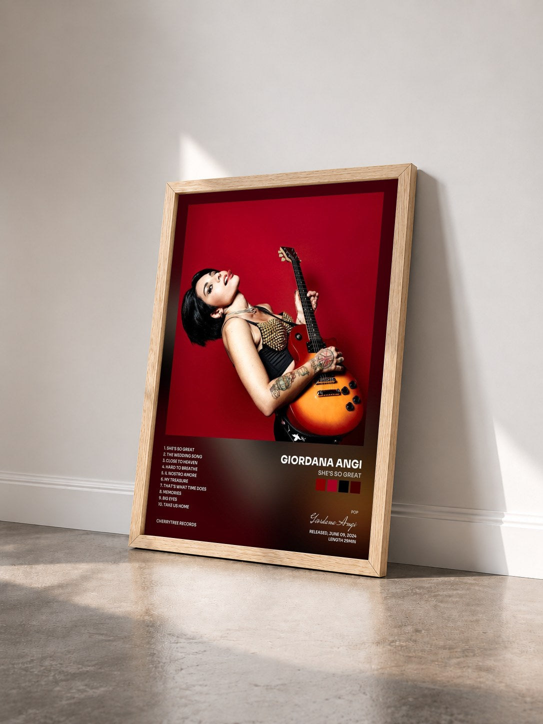 #bois Tableau de l'album she's so great de Giordana Angi vu de trois quarts, cadre en bois brut