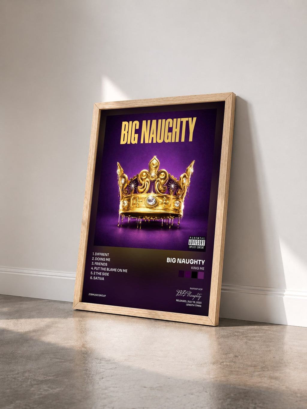 #bois Tableau de l'album KING ME de BIG Naughty vu de trois quarts, cadre en bois brut