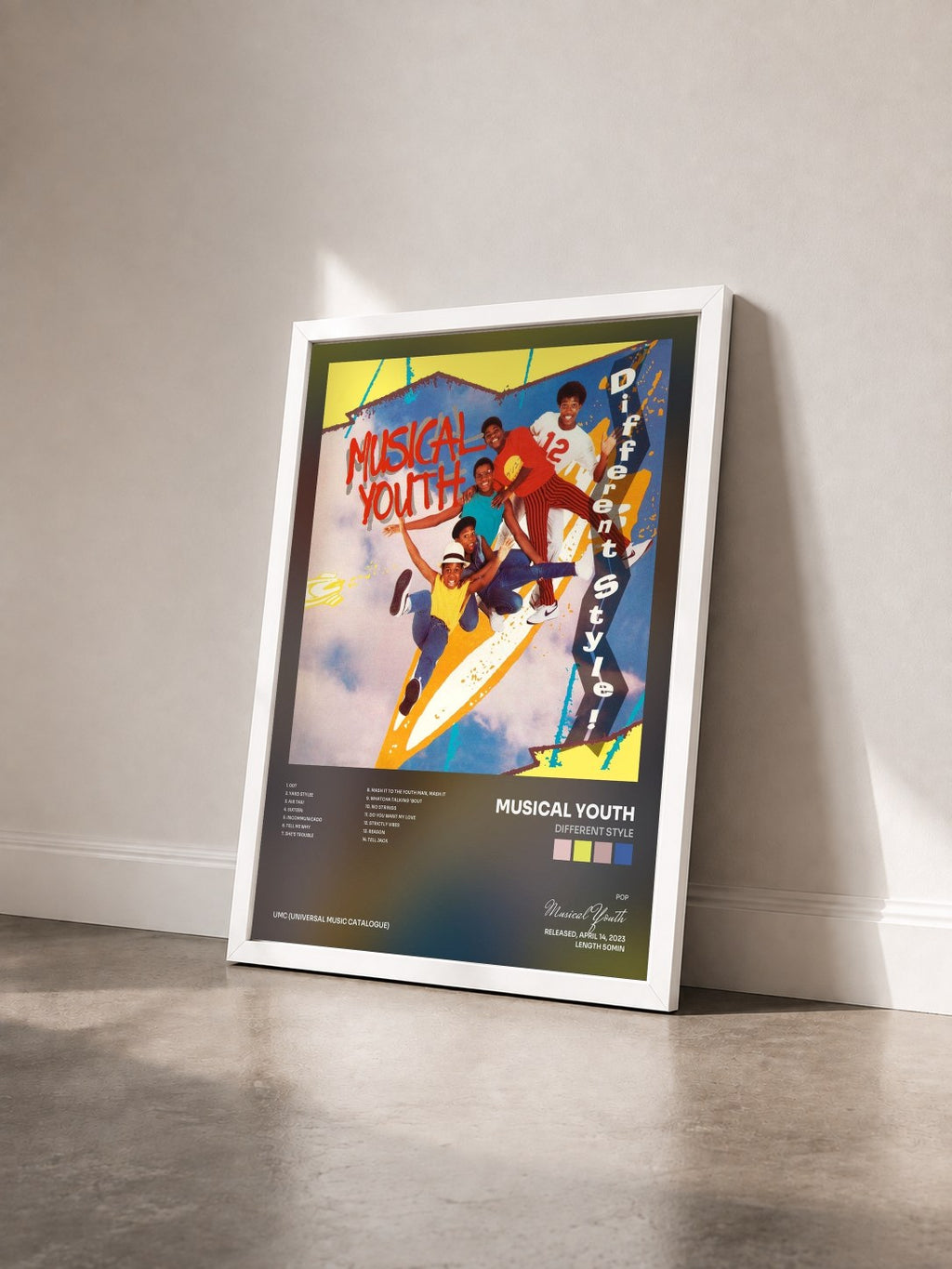#blanc Tableau de l'album Different Style de Musical Youth vu de trois quarts, cadre blanc