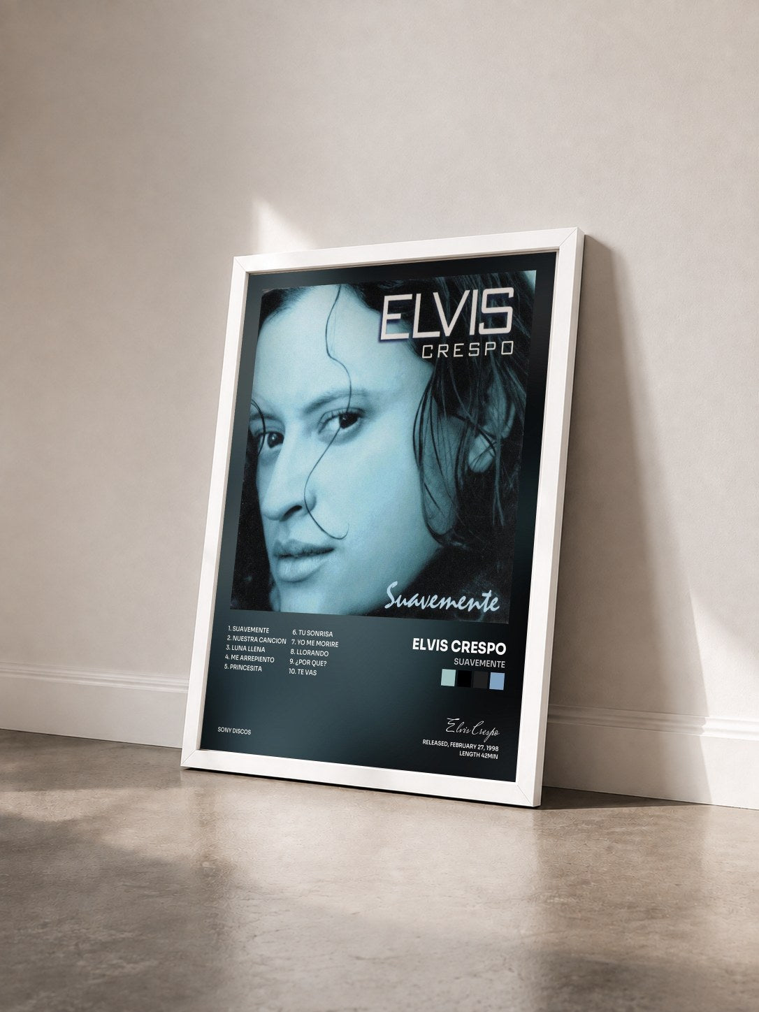 #blanc Tableau de l'album Suavemente de Elvis Crespo vu de trois quarts, cadre blanc