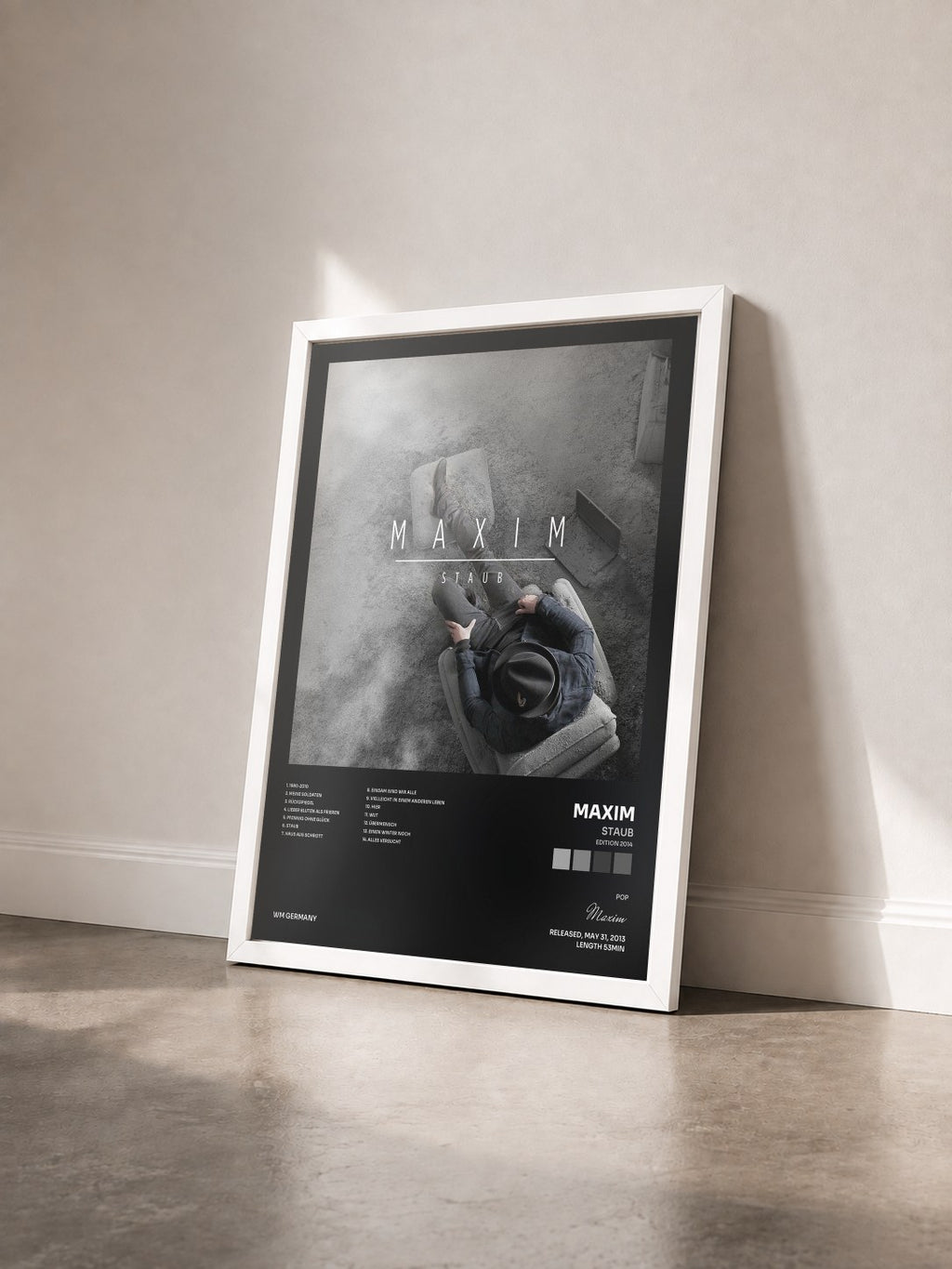 #blanc Tableau de l'album Staub (Edition 2014) de Maxim vu de trois quarts, cadre blanc