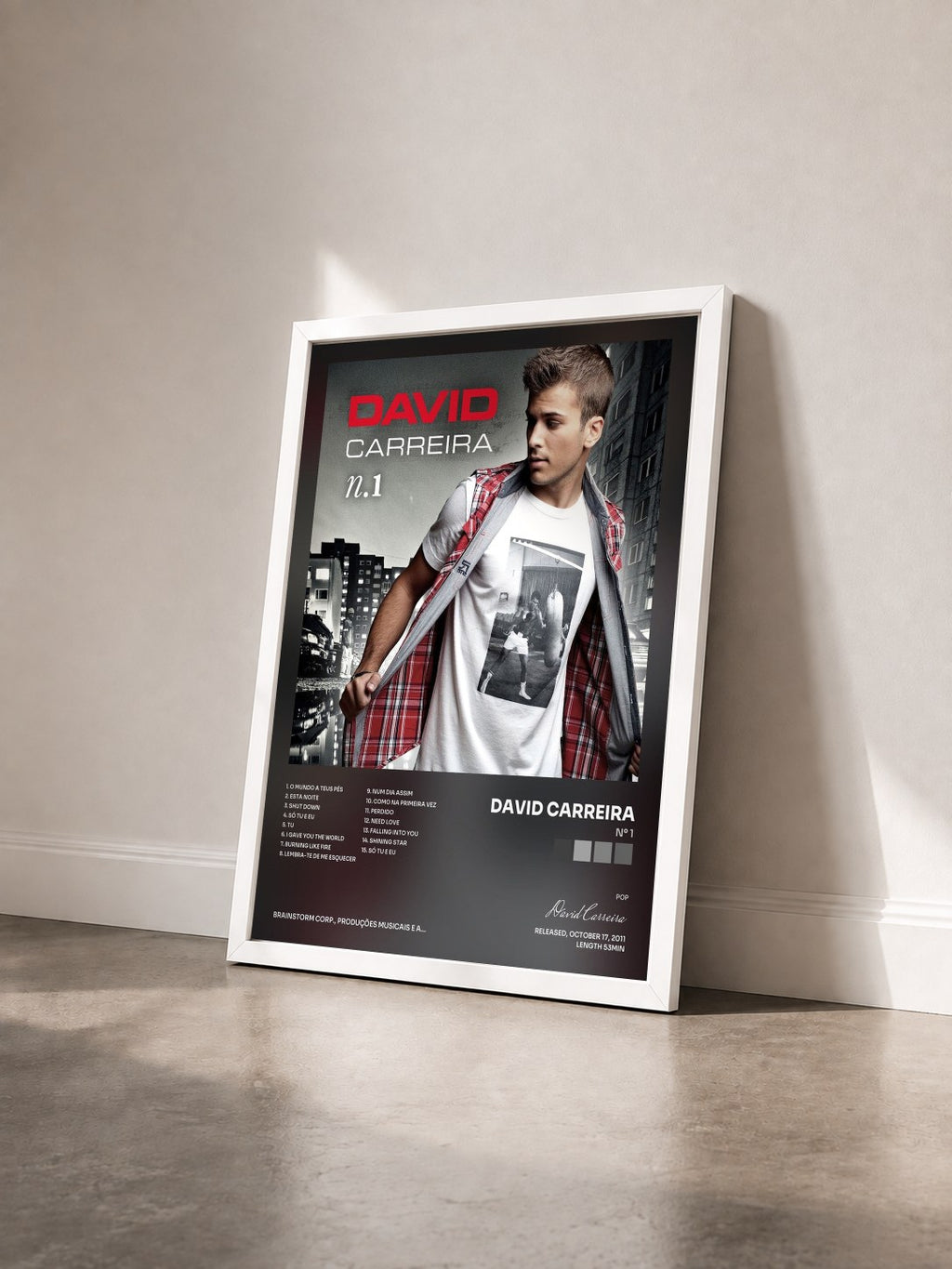 #blanc Tableau de l'album Nº 1 de David Carreira vu de trois quarts, cadre blanc