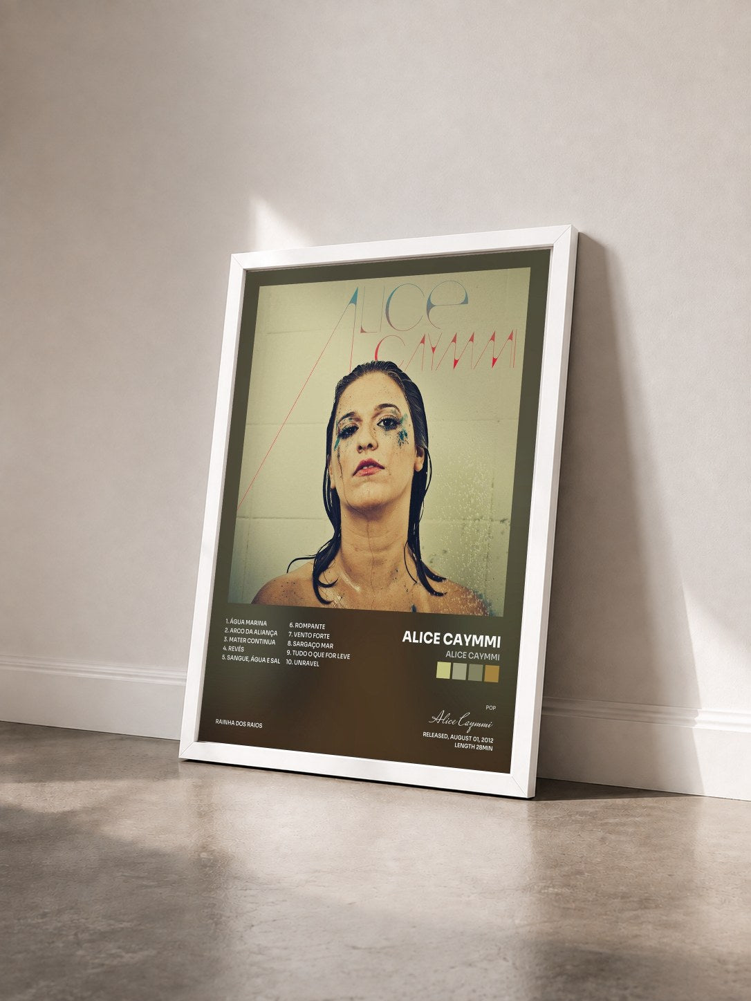 #blanc Tableau de l'album Alice Caymmi de Alice Caymmi vu de trois quarts, cadre blanc