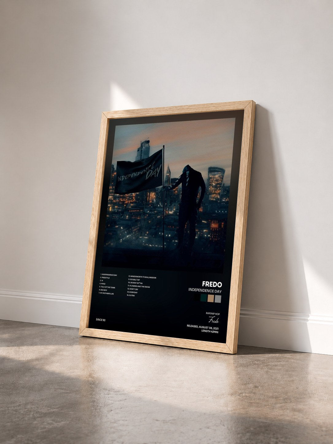 #bois Tableau de l'album Independence Day de Fredo vu de trois quarts, cadre en bois brut