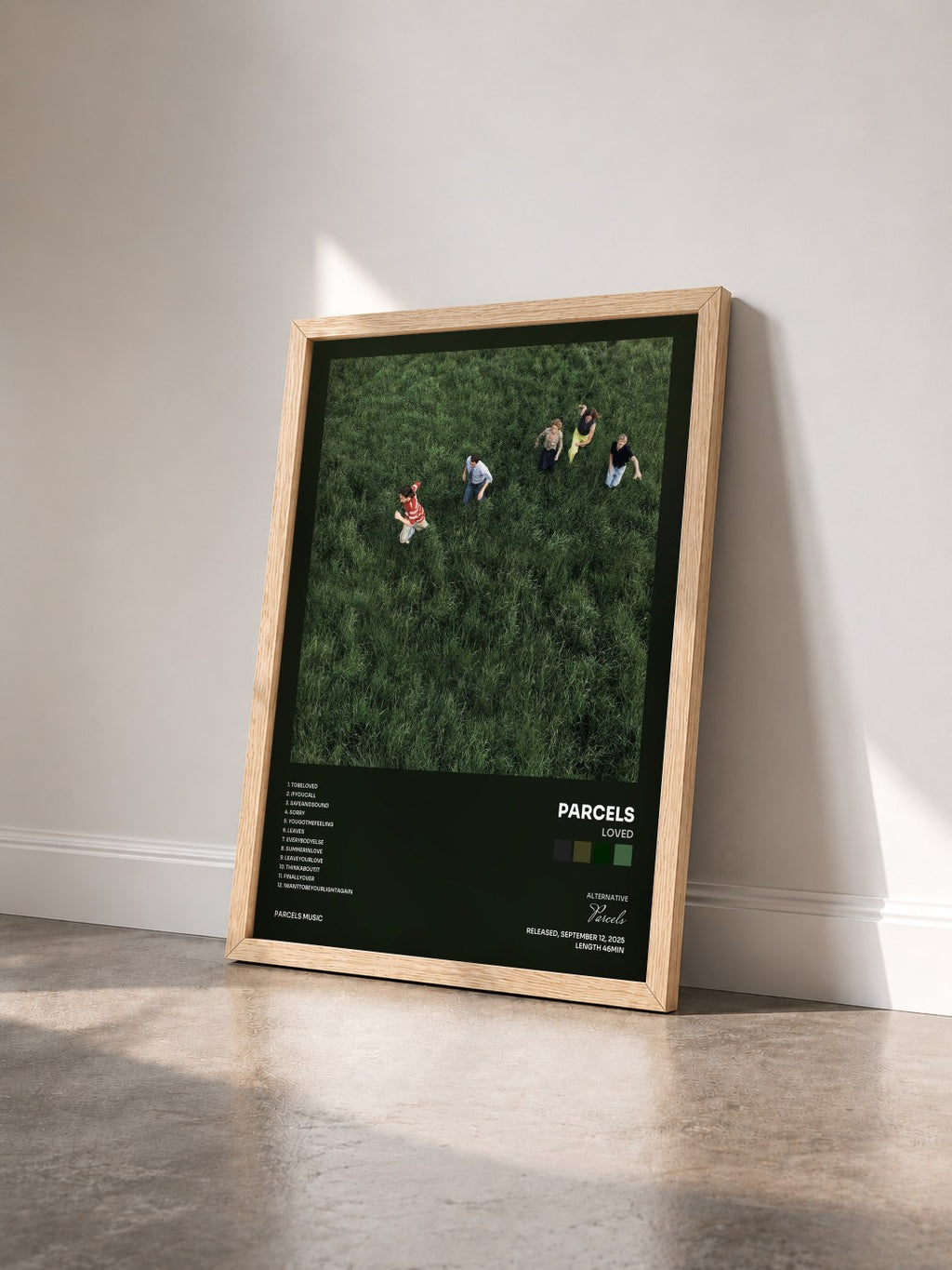 #bois Tableau de l'album LOVED de Parcels vu de trois quarts, cadre en bois brut