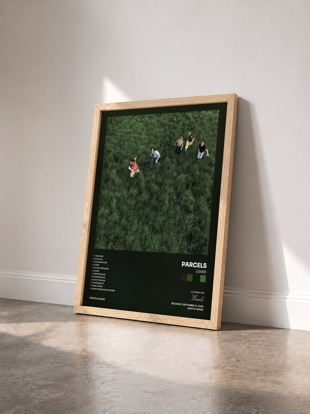 #bois Tableau de l'album LOVED de Parcels vu de trois quarts, cadre en bois brut