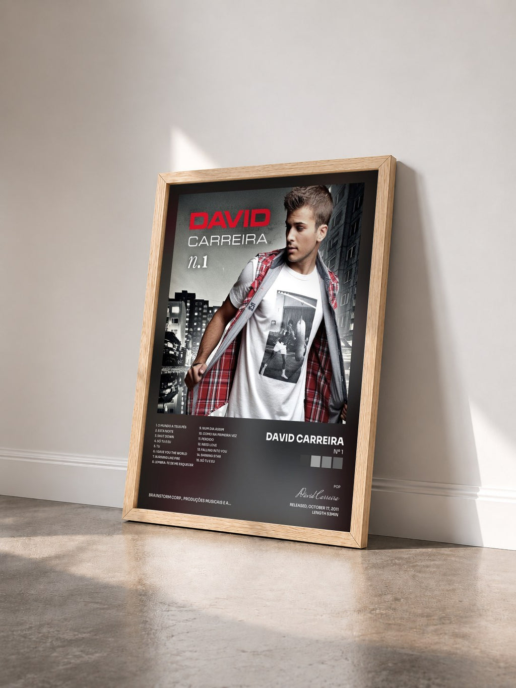 #bois Tableau de l'album Nº 1 de David Carreira vu de trois quarts, cadre en bois brut