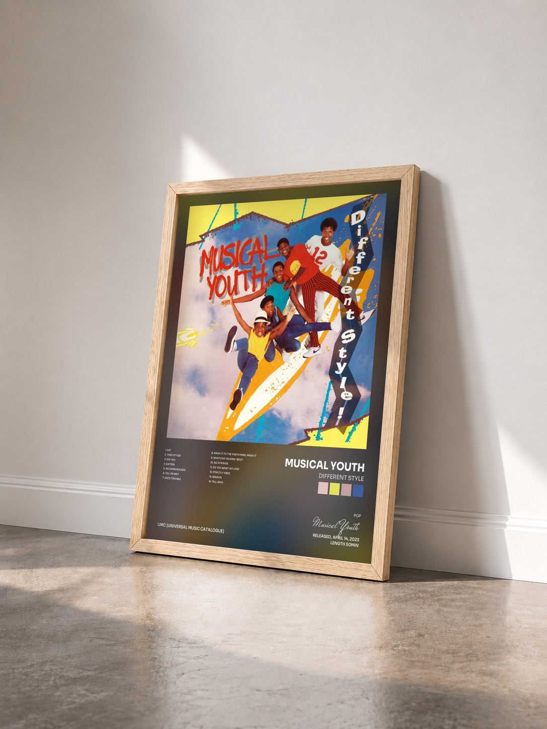 #bois Tableau de l'album Different Style de Musical Youth vu de trois quarts, cadre en bois brut