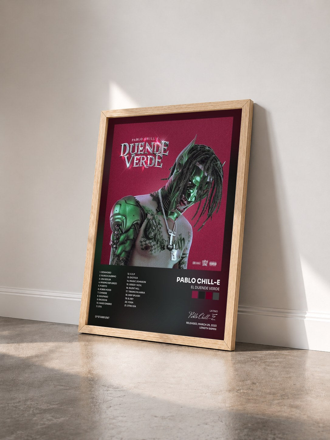 #bois Tableau de l'album El Duende Verde de Pablo Chill-E vu de trois quarts, cadre en bois brut