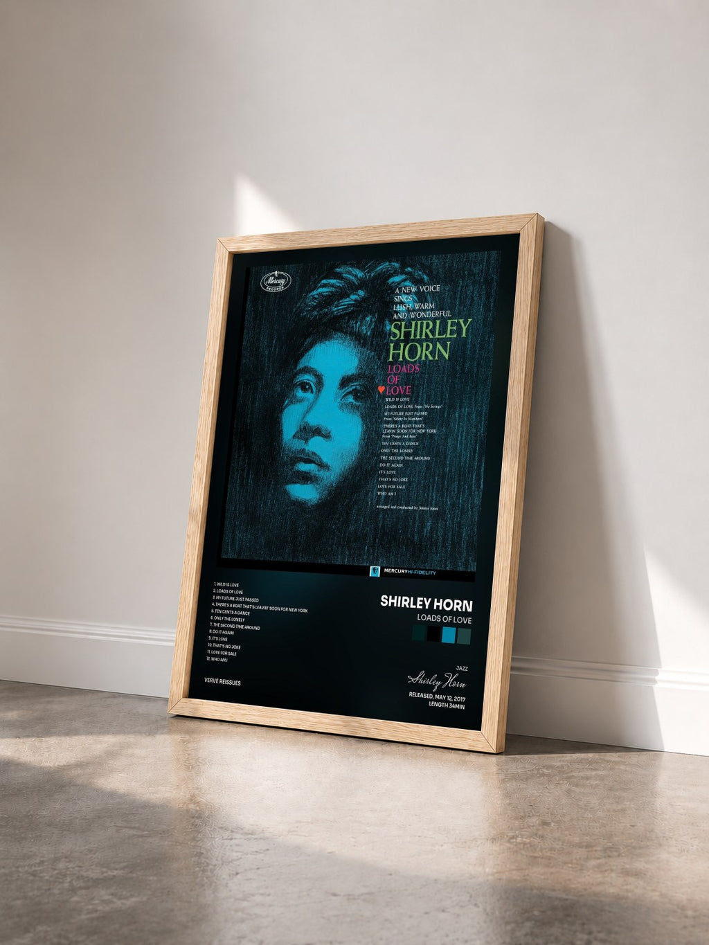 #bois Tableau de l'album Loads Of Love de Shirley Horn vu de trois quarts, cadre en bois brut