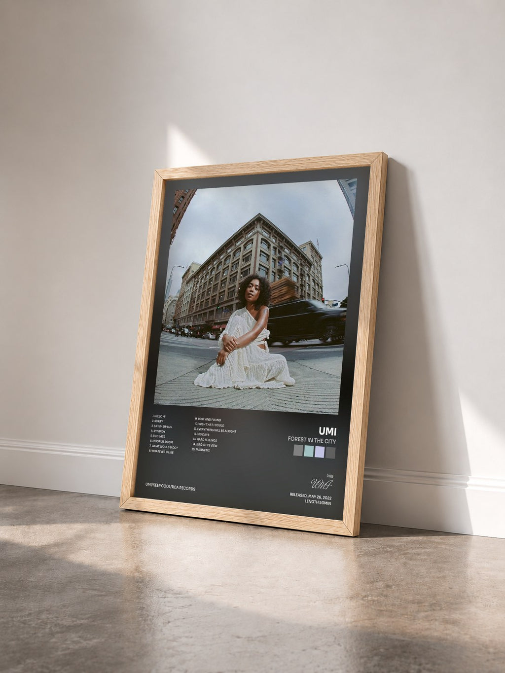 #bois Tableau de l'album Forest in the City de UMI vu de trois quarts, cadre en bois brut
