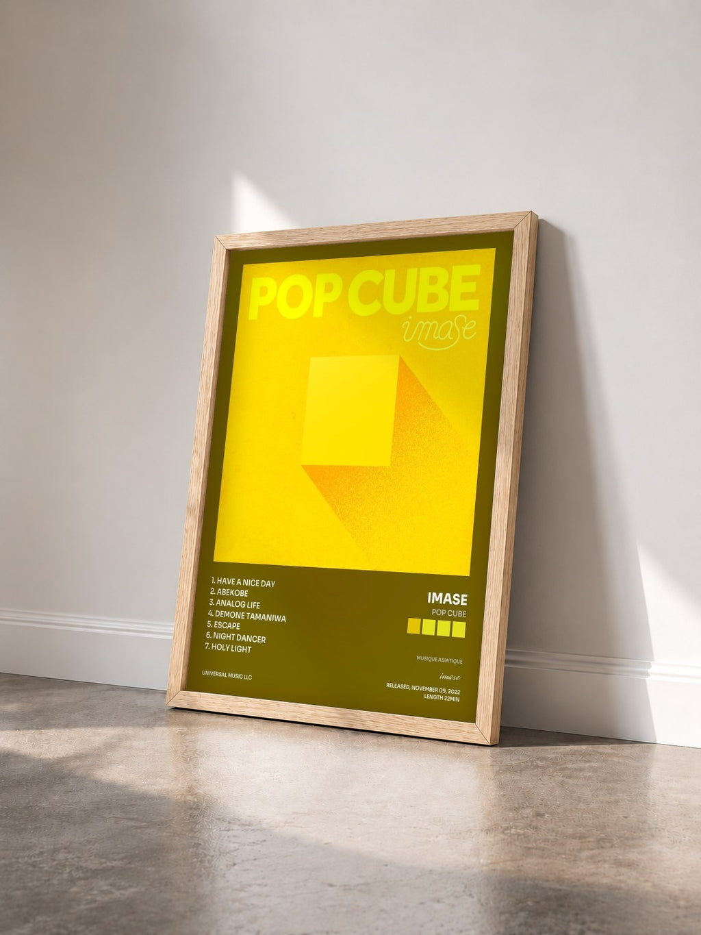 #bois Tableau de l'album POP CUBE de imase vu de trois quarts, cadre en bois brut