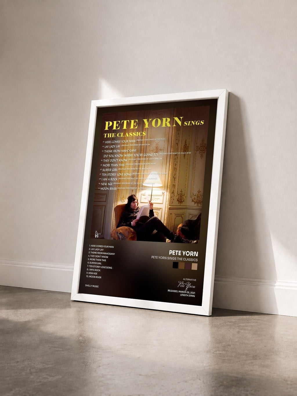 #blanc Tableau de l'album Pete Yorn Sings the Classics de Pete Yorn vu de trois quarts, cadre blanc
