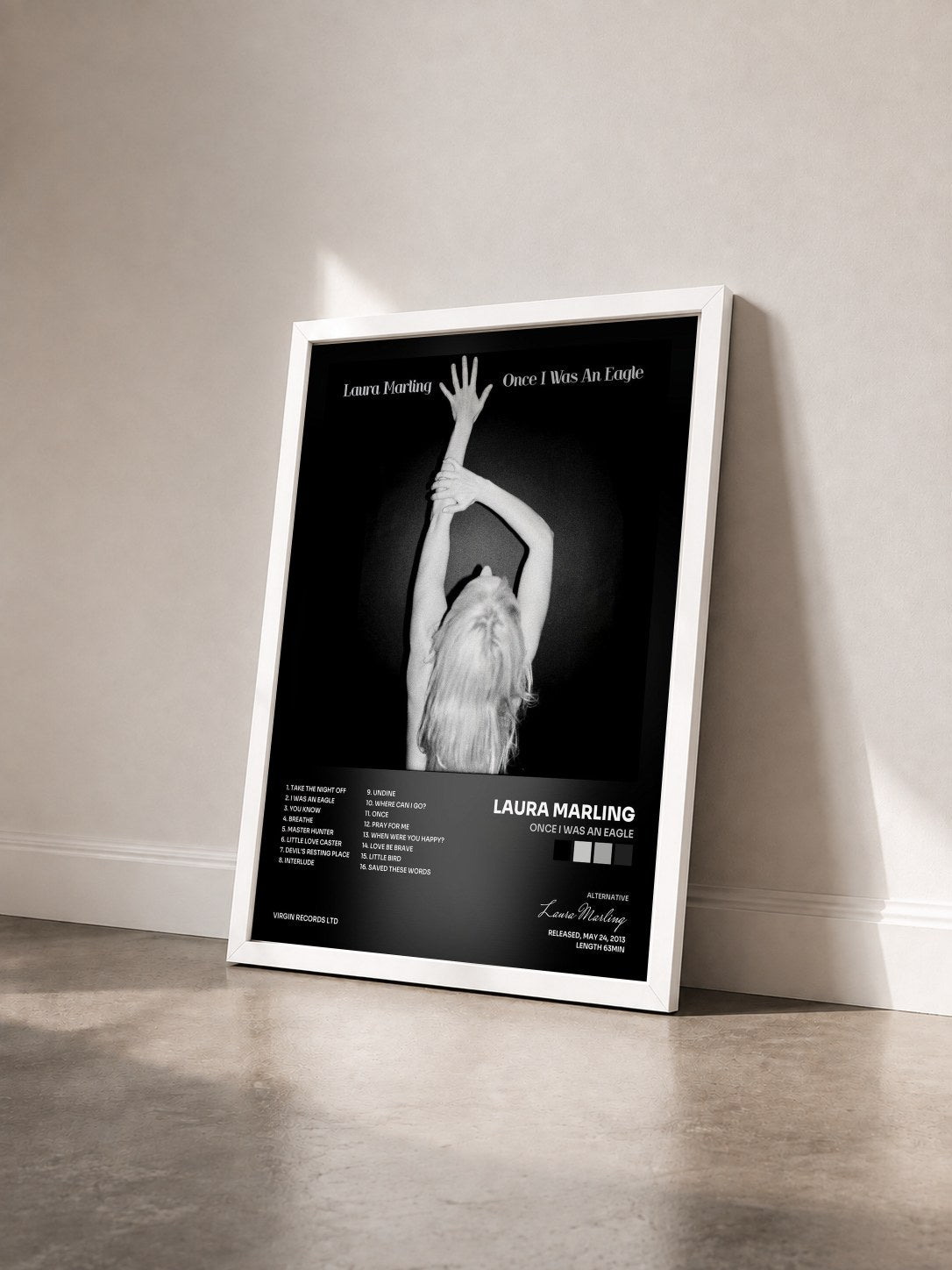 #blanc Tableau de l'album Once I Was An Eagle de Laura Marling vu de trois quarts, cadre blanc