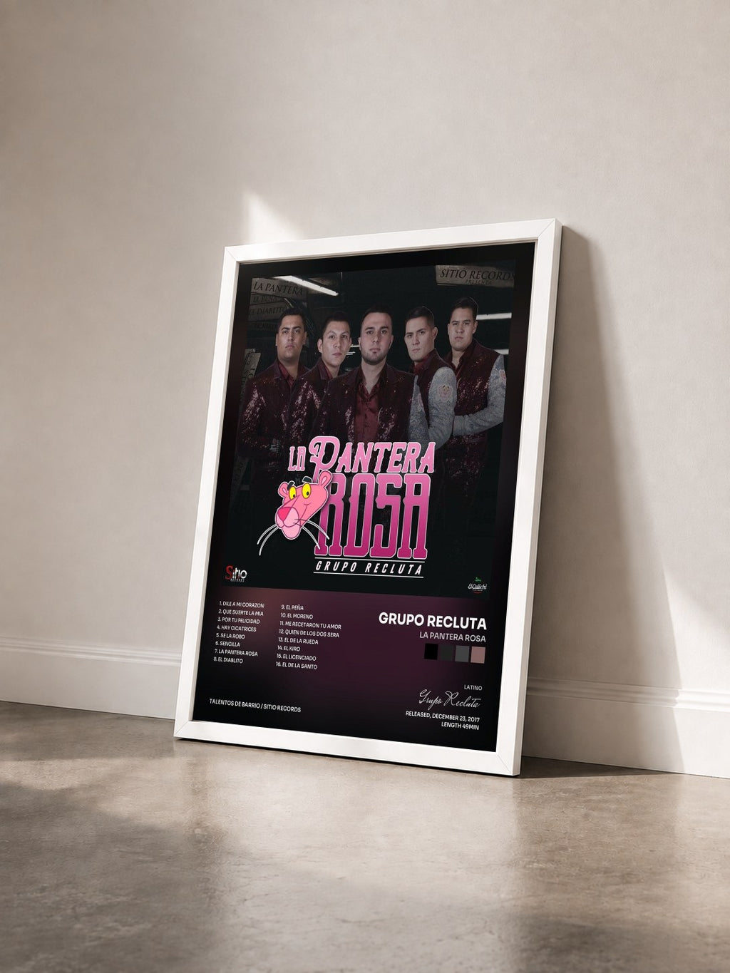 #blanc Tableau de l'album La Pantera Rosa de Grupo Recluta vu de trois quarts, cadre blanc
