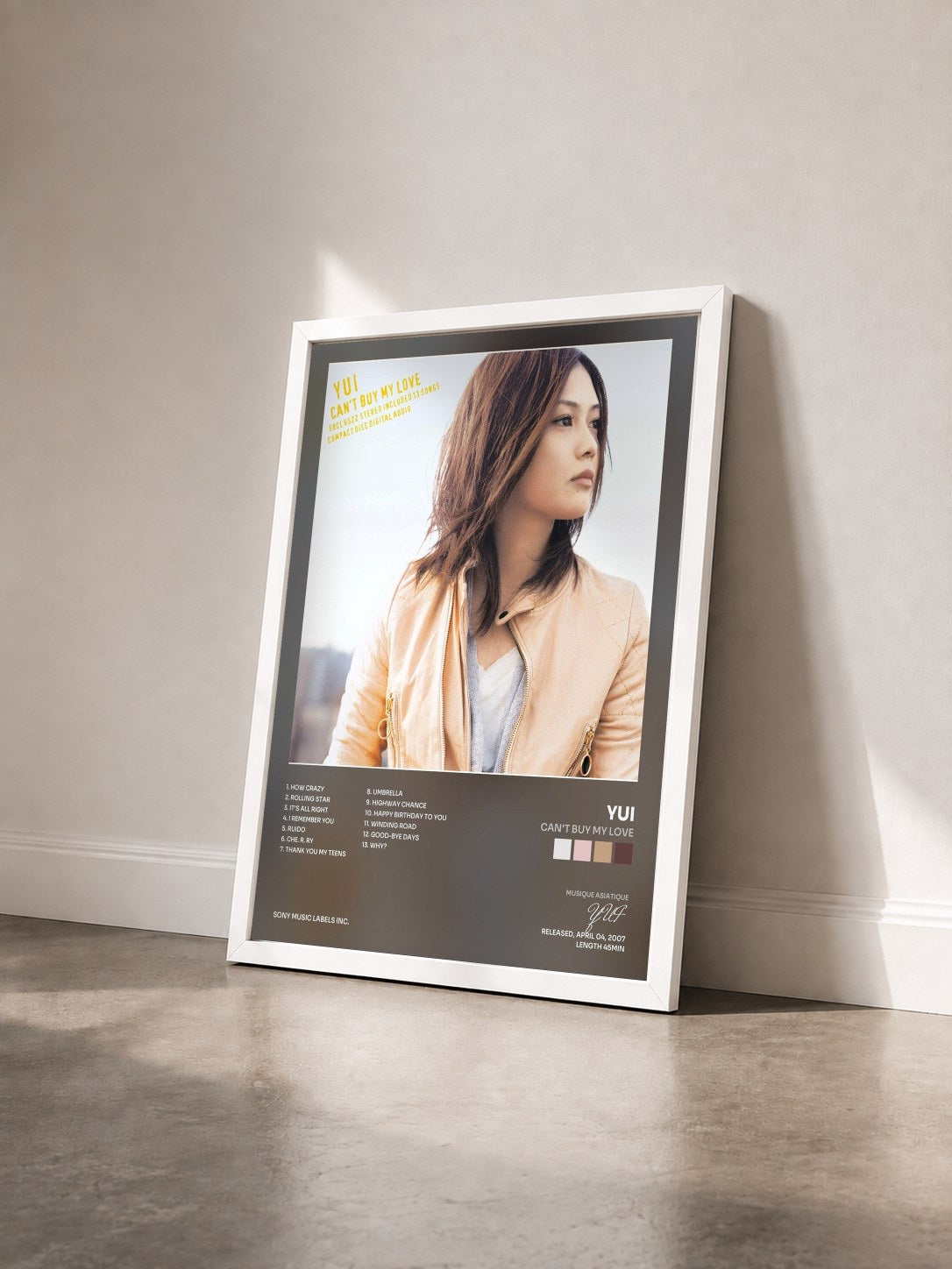#blanc Tableau de l'album CAN'T BUY MY LOVE de YUI vu de trois quarts, cadre blanc