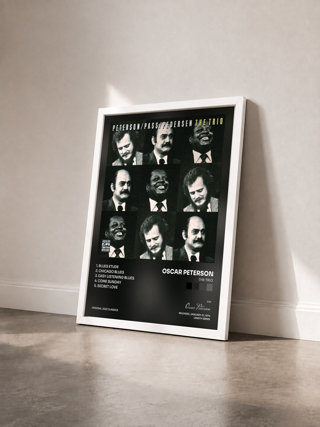 #blanc Tableau de l'album The Trio de Oscar Peterson vu de trois quarts, cadre blanc
