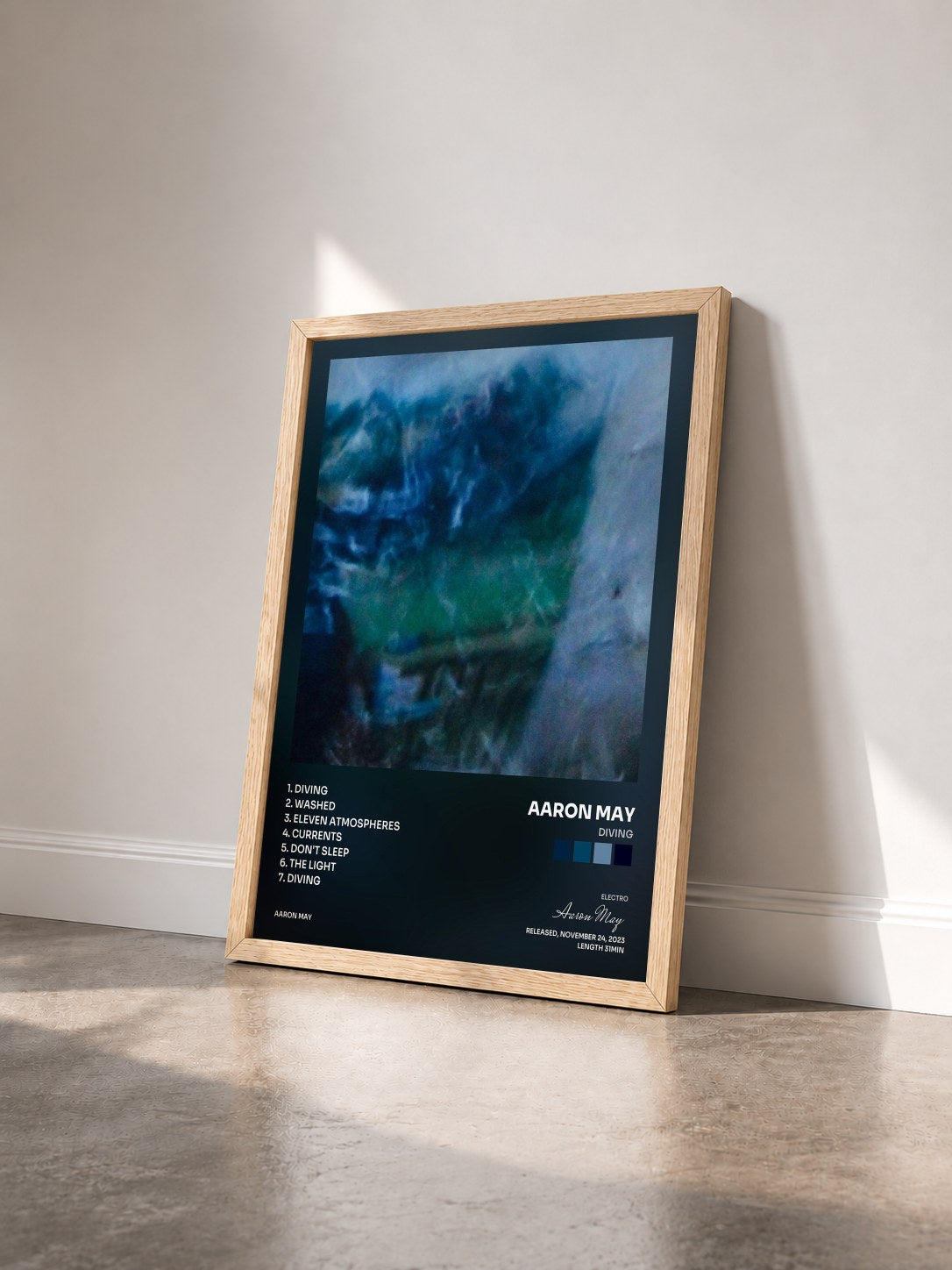 #bois Tableau de l'album DIVING de Aaron May vu de trois quarts, cadre en bois brut