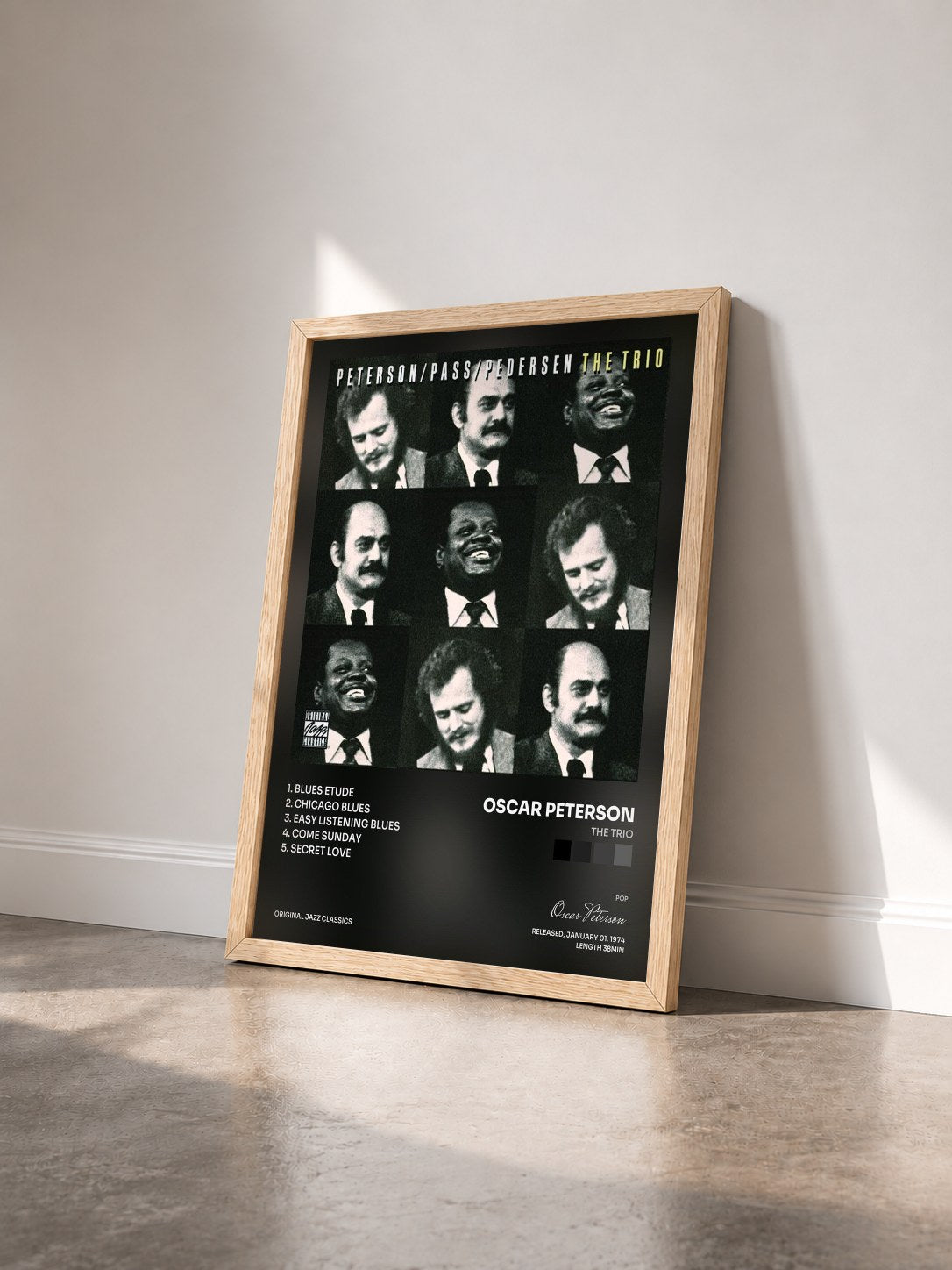 #bois Tableau de l'album The Trio de Oscar Peterson vu de trois quarts, cadre en bois brut