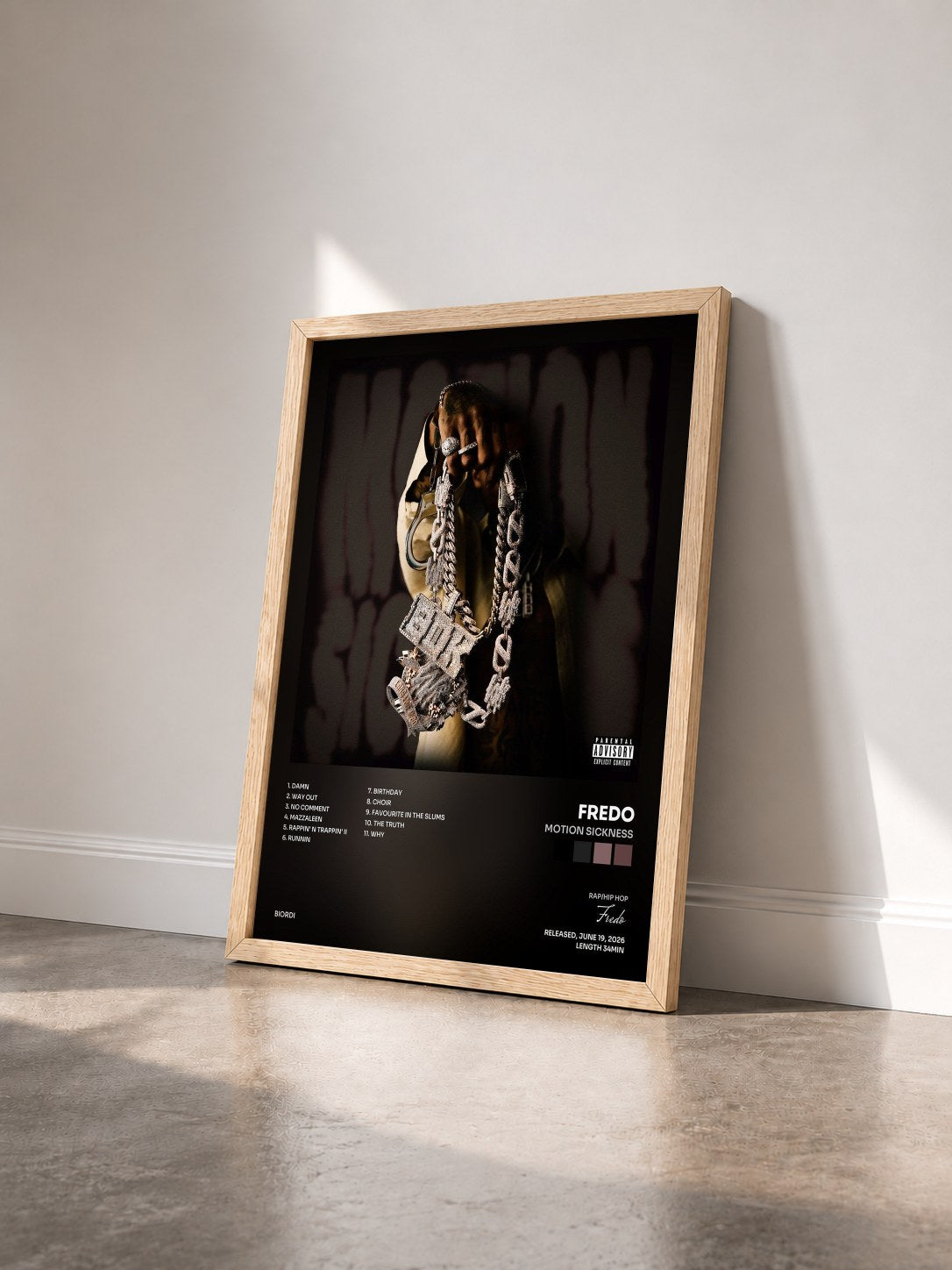 #bois Tableau de l'album Motion Sickness de Fredo vu de trois quarts, cadre en bois brut