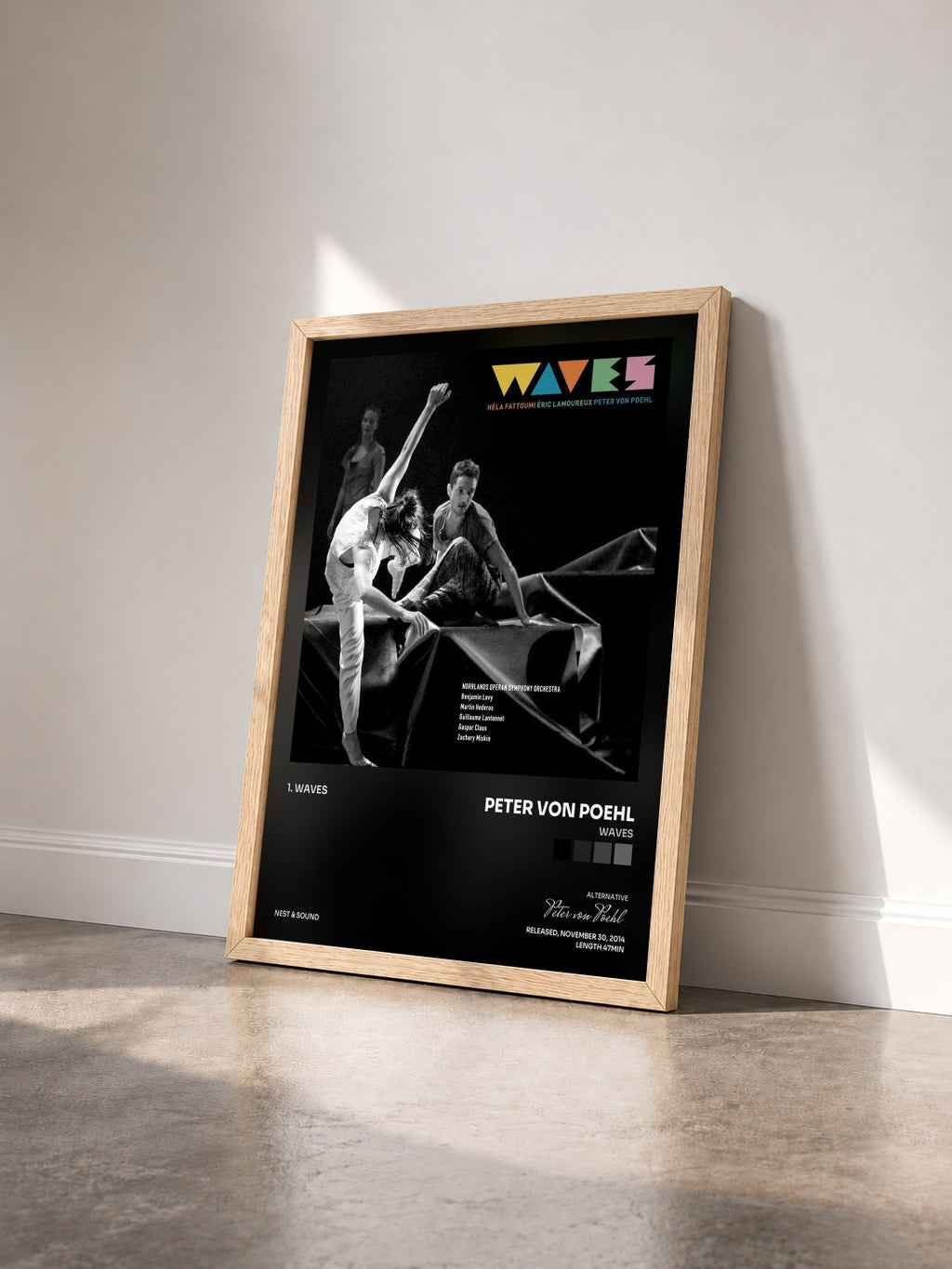 #bois Tableau de l'album Waves de Peter von Poehl vu de trois quarts, cadre en bois brut