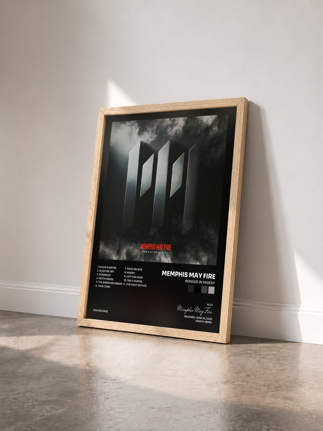 #bois Tableau de l'album Remade In Misery de Memphis May Fire vu de trois quarts, cadre en bois brut