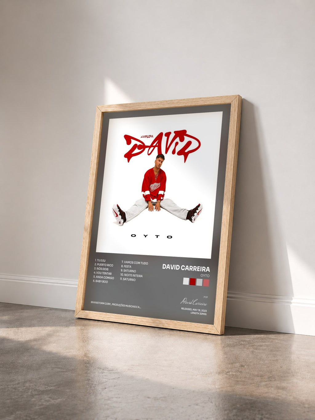 #bois Tableau de l'album OYTO de David Carreira vu de trois quarts, cadre en bois brut
